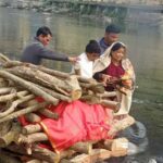 बागेश्वर में बेटियों ने निभाई पारंपरिक जिम्मेदारी, मां को दी मुखाग्नि
